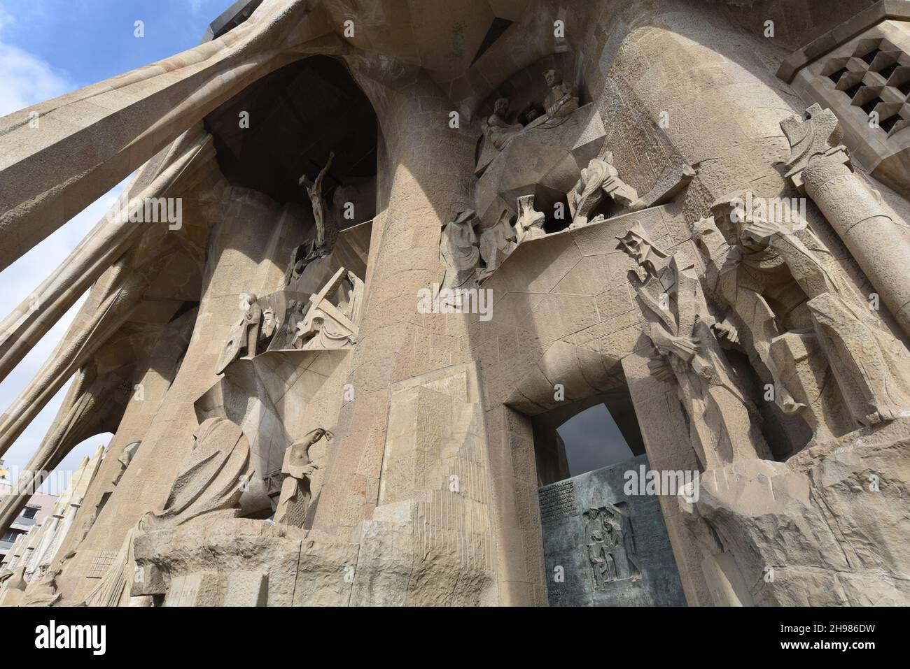 Barcelona, Spanien - 22 Nov, 2021: Statuen an der Außenseite der Sagrada Familia, entworfen vom modernistischen Architekten Antoni Gaudi. Barcelona Stockfoto