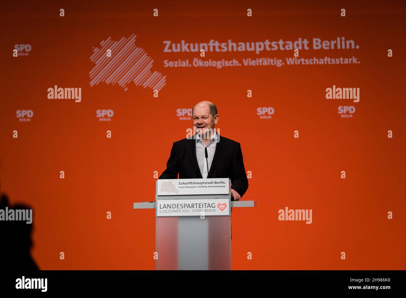 Berlin, Deutschland. 05th Dez 2021. Olaf Scholz unterstützte auch den geplanten Ausbau der U-Bahn in Berlin, der Hauptstadt und größten Stadt Deutschlands. (Foto von Ralph Pache/PRESSCOV/Sipa USA) Quelle: SIPA USA/Alamy Live News Stockfoto