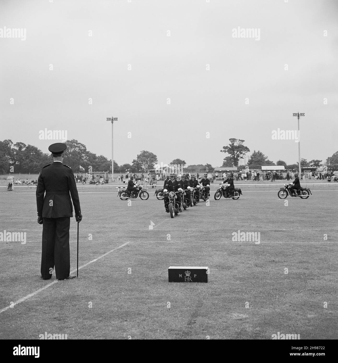 Copthall Stadium, Hendon, Barnett, London, 25/06/1966. Eine Ausstellung des Metropolitan Police Motorcycle Precision Teams während des jährlichen Laing Sports Day im Copthall Stadium. Im Jahr 1966 fand am 25th. Juni der jährliche Laing Employees' Sports Day im Copthall Stadium in Hendon statt. Es war das erste Mal, dass die Veranstaltung dort stattfand, nachdem zuvor der Laing Sports Ground in Elstree stattgefunden hatte. Eine Reihe von Veranstaltungen umfasste Leichtathletik und einen Fußballwettbewerb, und die Teilnehmer reisten von den regionalen Büros und Standorten des Unternehmens, darunter aus Schottland und Carlisle. Es gab auch einen Jahrmarkt, mar Stockfoto