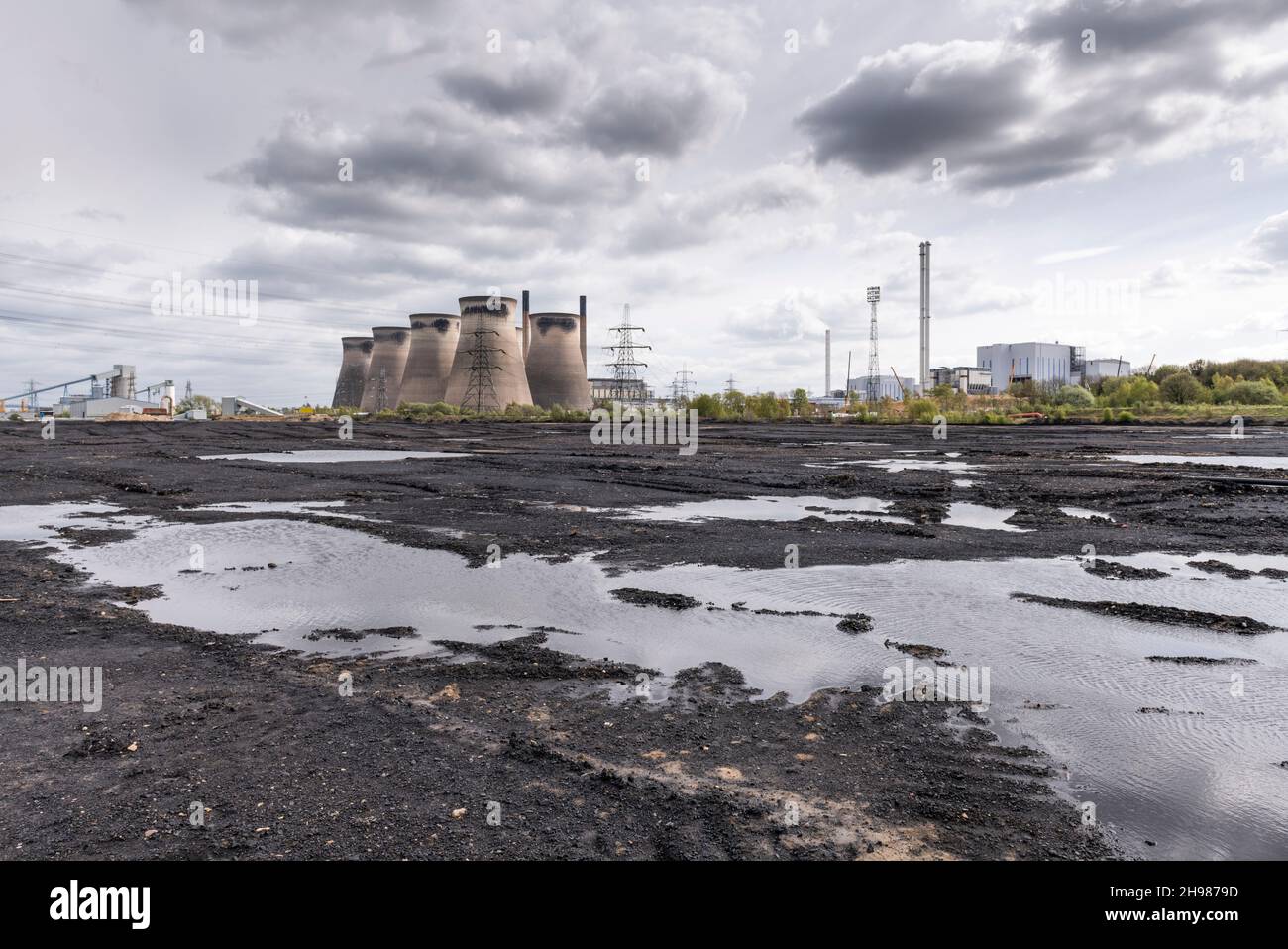 Kraftwerk Ferrybridge C, West Yorkshire, 2018. Gesamtansicht des Kraftwerksstandortes von Norden aus, Blick über den Kohlevorratsbereich in Richtung der Kühltürme, 2018. Stockfoto