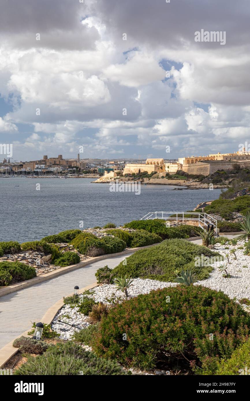 Blick über das Wasser von den Gärten der Tigne Seafront zum sternförmigen Fort Manoel, wo ein Teil von Game of Thrones gedreht wurde. Tigne, Sliema, Malta. Stockfoto