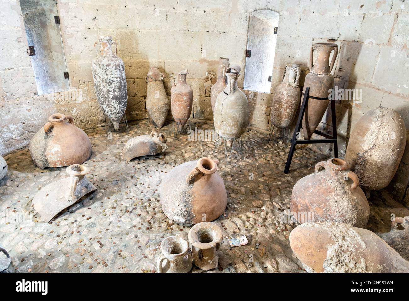 Keramik Vasen auf Anzeige an der City History Museum Castell de Bellver in Palma, Mallorca, Spanien Stockfoto
