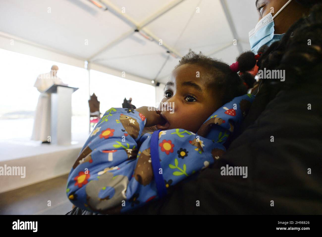 Papst Franziskus trifft Migranten und Flüchtlinge am 5. Dezember 2021 am zweiten Tag seiner dreitägigen Griechenland-Reise im Reception and Identification Center (RIC) in Mytilene auf der Insel Lesbos. Foto: Vatican Media/ABACAPRESS.COM Stockfoto
