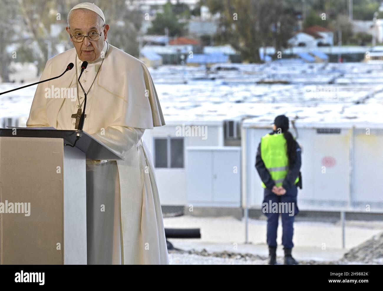 Papst Franziskus trifft Migranten und Flüchtlinge am 5. Dezember 2021 am zweiten Tag seiner dreitägigen Griechenland-Reise im Reception and Identification Center (RIC) in Mytilene auf der Insel Lesbos. Foto: Vatican Media/ABACAPRESS.COM Stockfoto