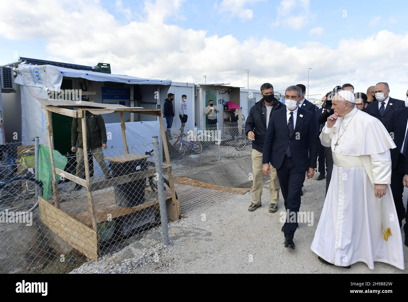 Papst Franziskus trifft Migranten und Flüchtlinge am 5. Dezember 2021 am zweiten Tag seiner dreitägigen Griechenland-Reise im Reception and Identification Center (RIC) in Mytilene auf der Insel Lesbos. Foto: Vatican Media/ABACAPRESS.COM Stockfoto