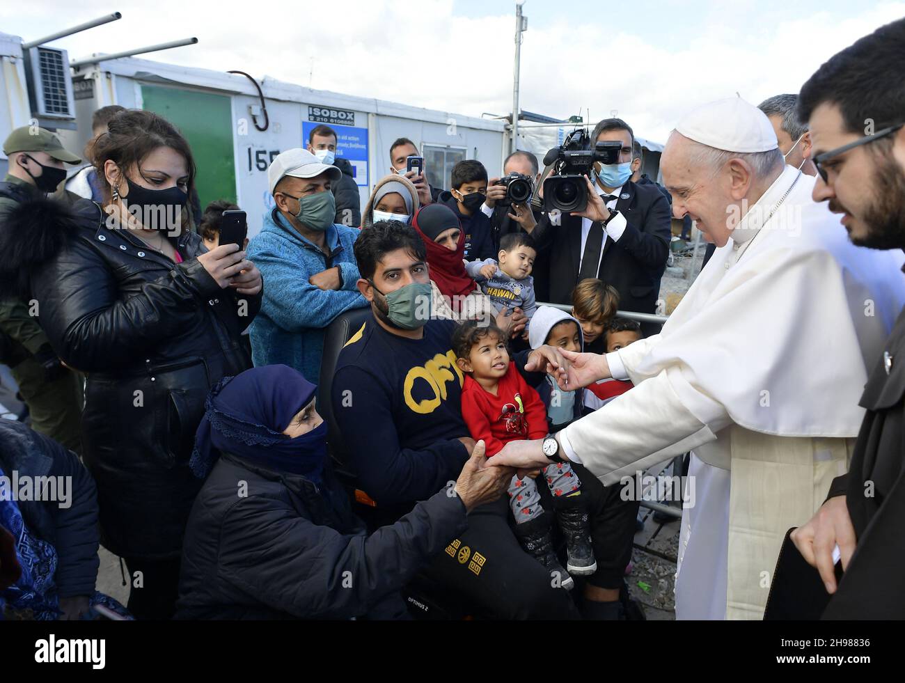 Papst Franziskus trifft Migranten und Flüchtlinge am 5. Dezember 2021 am zweiten Tag seiner dreitägigen Griechenland-Reise im Reception and Identification Center (RIC) in Mytilene auf der Insel Lesbos. Foto: Vatican Media/ABACAPRESS.COM Stockfoto