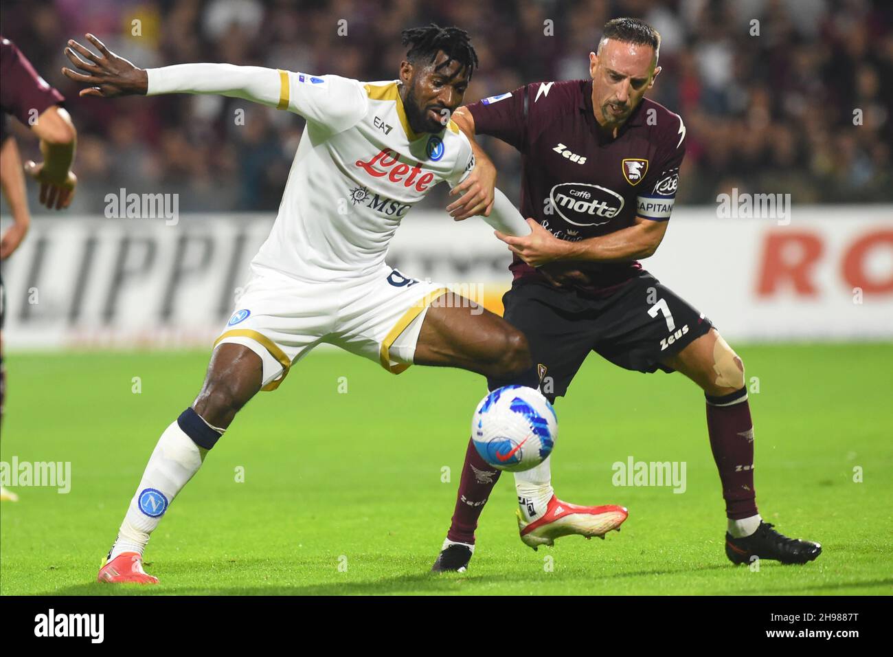 Salerno, Italien. 31st Oktober 2021. Salerno, Italien 31 Ottobre 2021Frank Anguissa e Franck RibÅ½ry kämpft mit der Serie A um den Ball im Stadio Arechi 0-1 zwischen US Salernitana 1919 und SSC Napoli (Bildquelle: © Agostino Gemito/Pacific Press via ZUMA Press Wire) Stockfoto