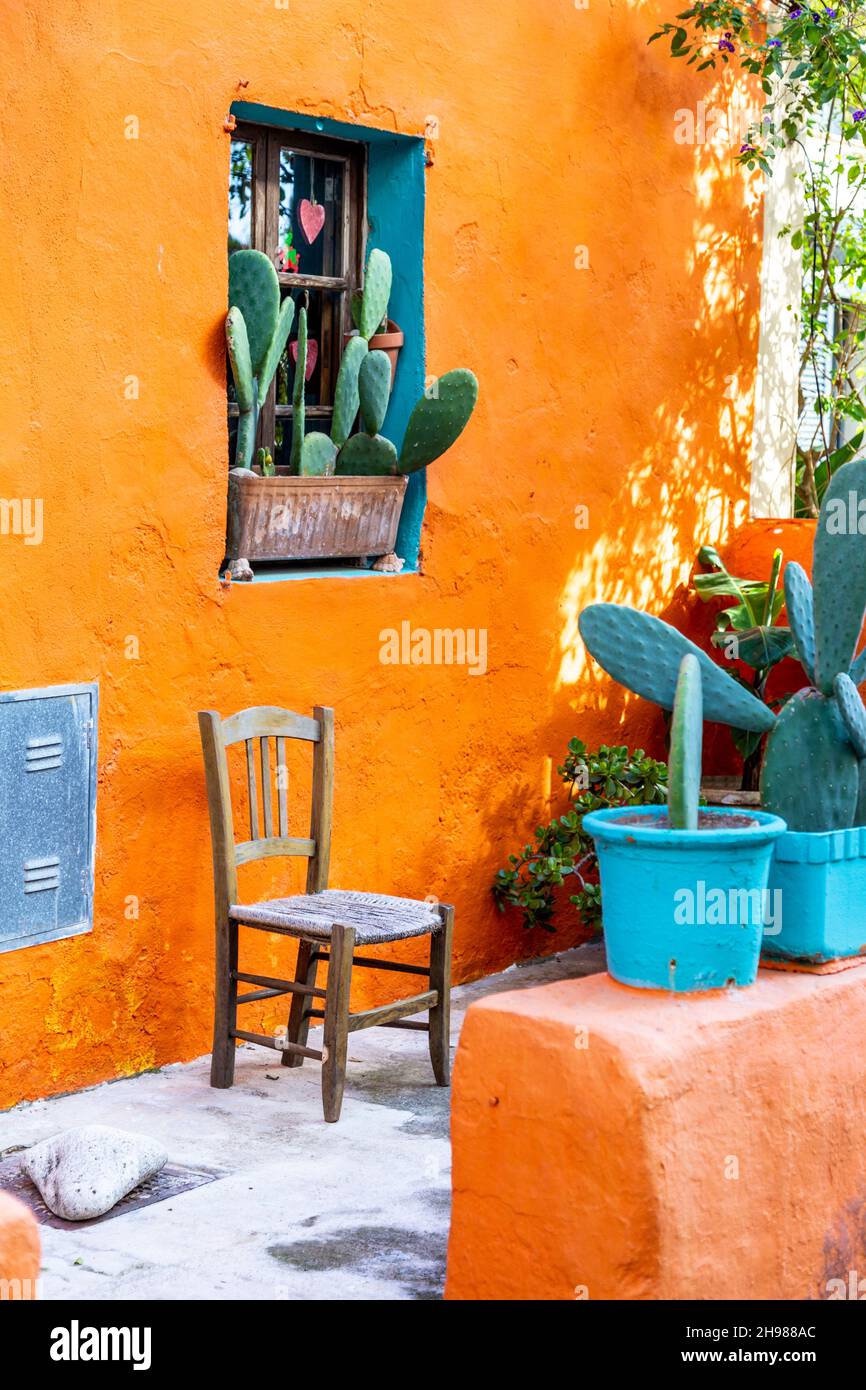Vibrant orange House mit eingetopfte Kakteen in der Carrer del Polvorí, El Terreno, Palma, Mallorca, Spanien Stockfoto