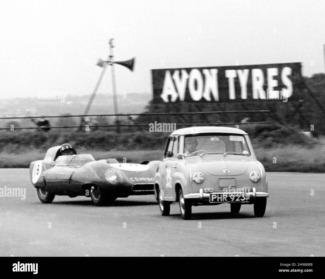 Goggomobil-Mikrowagen, der 6 bei einem 1957-Stunden-Staffellauf in Silverstone, Northamptonshire, antritt. Stockfoto