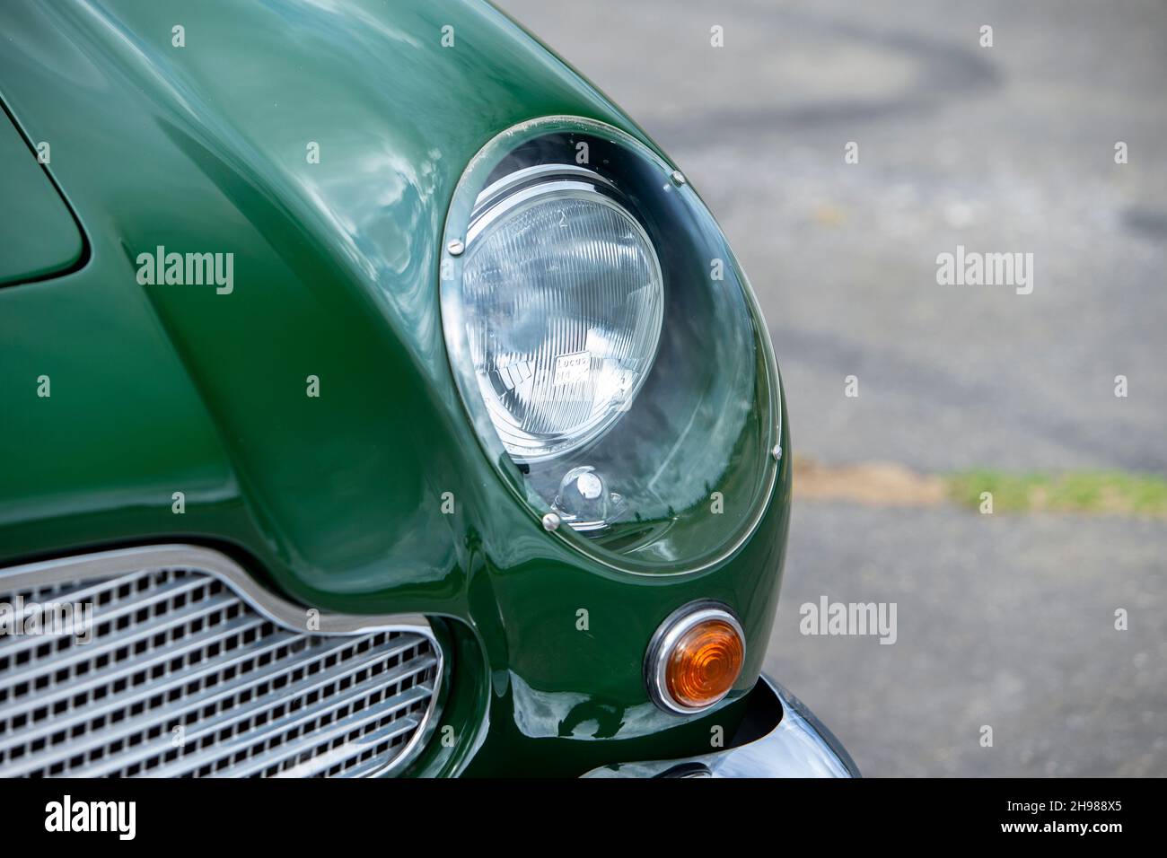 Linker Frontscheinwerfer eines 1961 Aston Martin DB4 GT, der zuvor Donald Campbell gehörte. Stockfoto