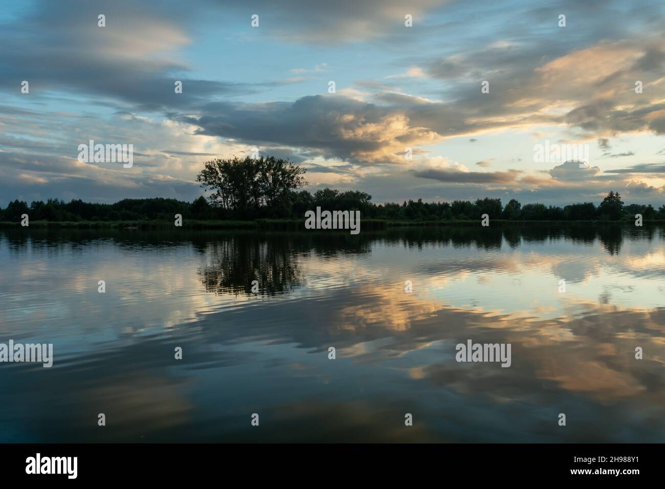 Die Spiegelung der Abendwolken im Seewasser, Stankow, Polen Stockfoto