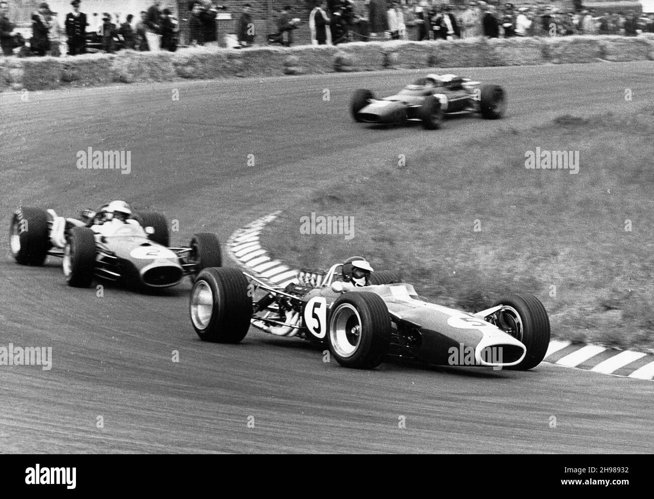 Jim Clark fuhr mit seinem Lotus 49 R3 DFV zum Sieg beim Großen Preis der Niederlande, Zandvoort, Niederlande, 1967. Unmittelbar hinter Clark steht Denny Hulme's Brabham-Repco, der auf dem dritten Platz landet. Stockfoto