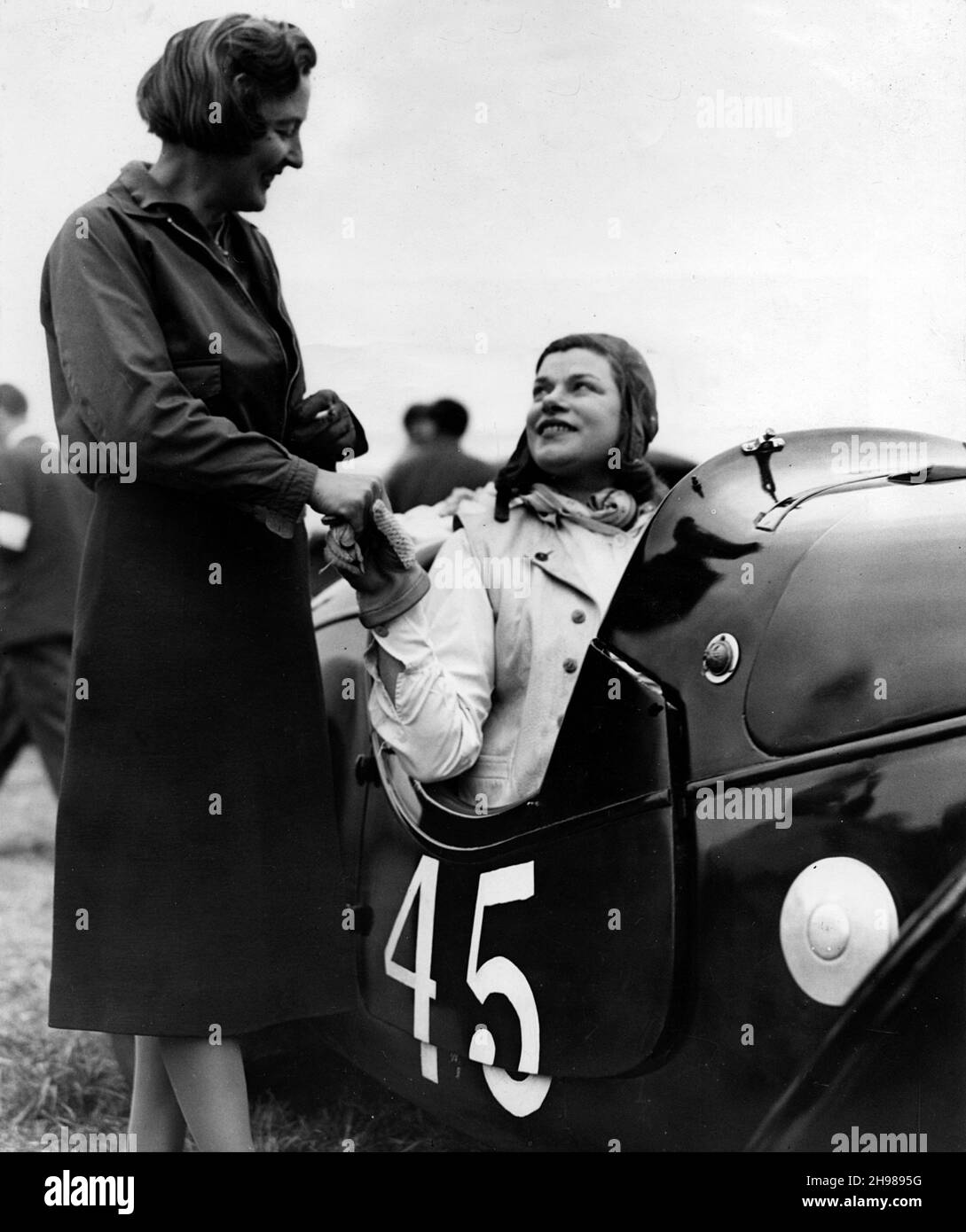 Die britischen Rennfahrer Betty Haig (stehend) und Dorothy Patten in ihrem Peugeot in Goodwood, Sussex, 1948. Stockfoto