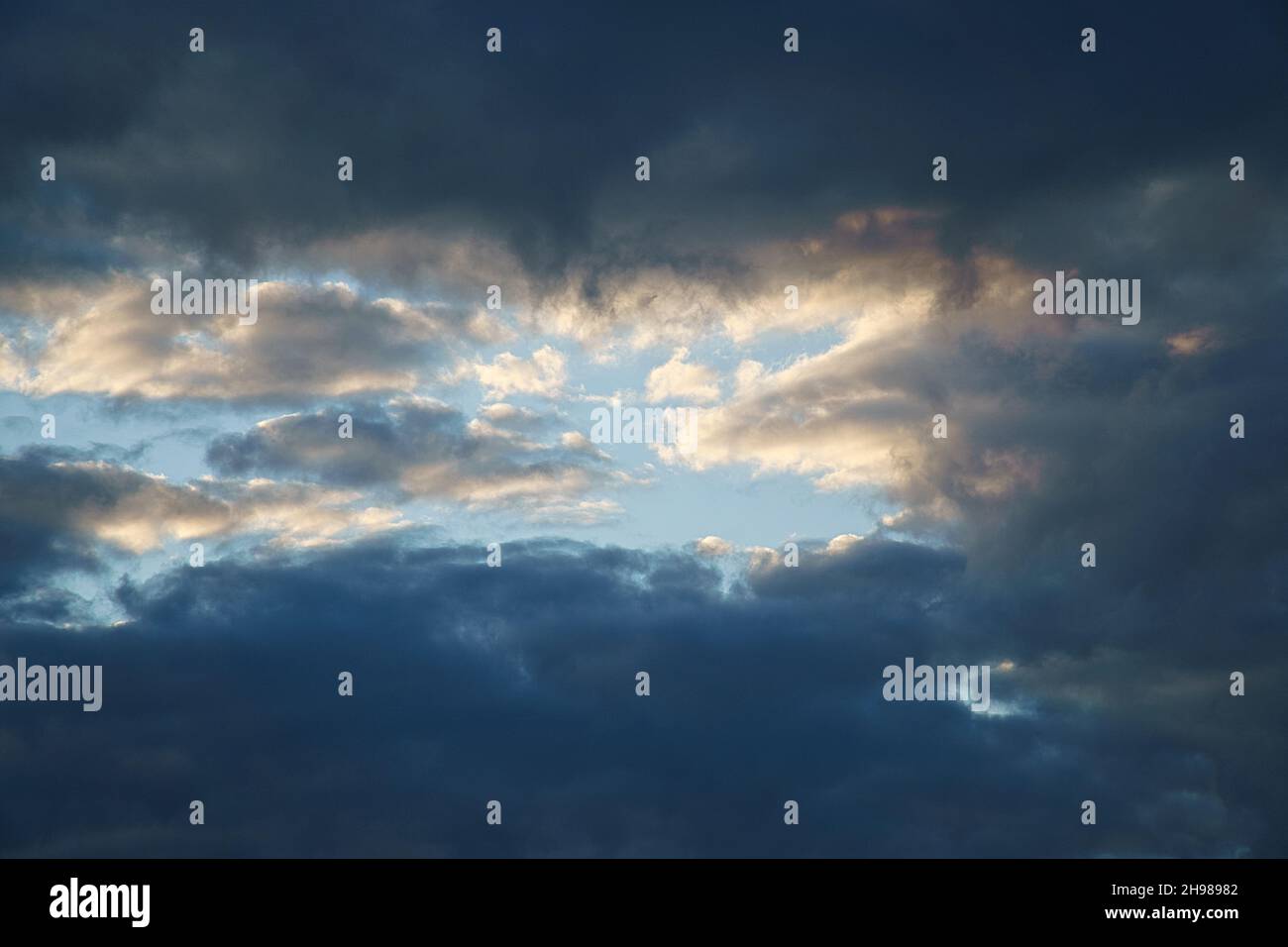 Wolken, die von der Sonne am Himmel als Hintergrund beleuchtet werden. Hintergrundbild zur weiteren Bearbeitung Stockfoto