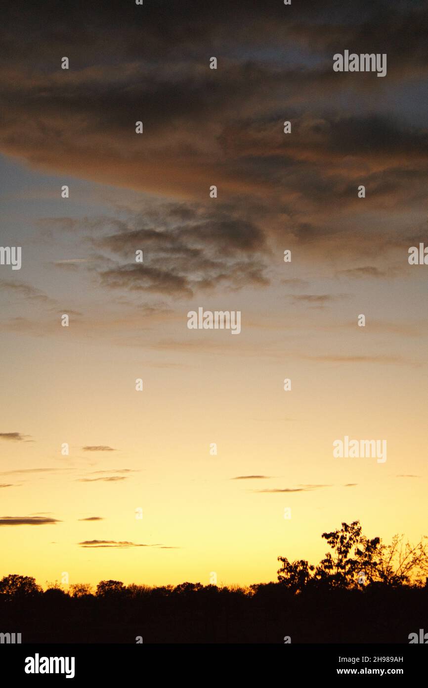Wolken, die von der Sonne am Himmel als Hintergrund beleuchtet werden. Hintergrundbild zur weiteren Bearbeitung Stockfoto