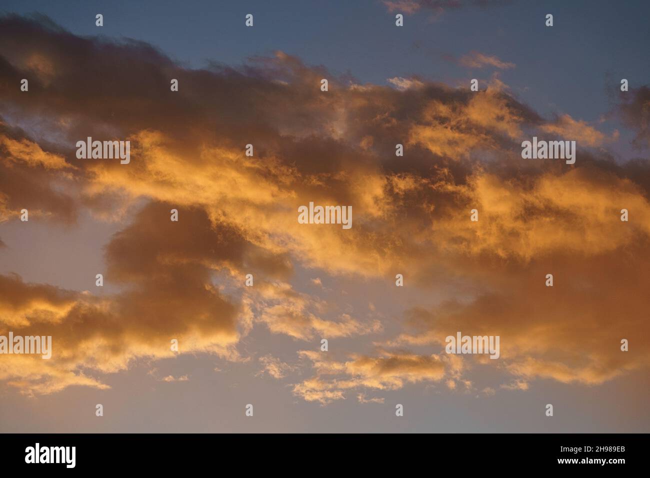 Wolken, die von der Sonne am Himmel als Hintergrund beleuchtet werden. Hintergrundbild zur weiteren Bearbeitung Stockfoto