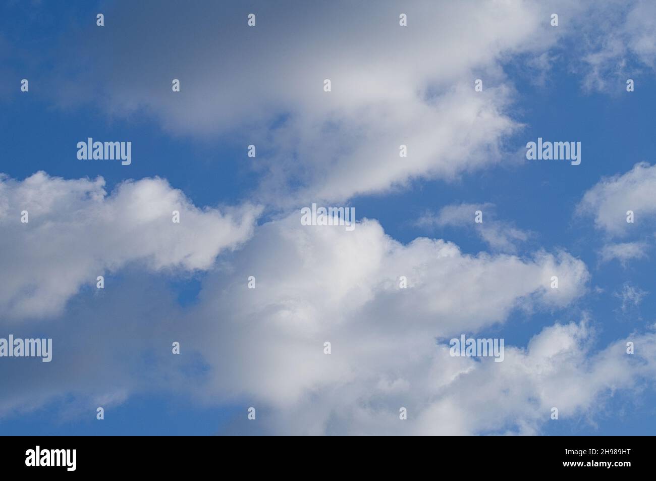Wolken, die von der Sonne am Himmel als Hintergrund beleuchtet werden. Hintergrundbild zur weiteren Bearbeitung Stockfoto