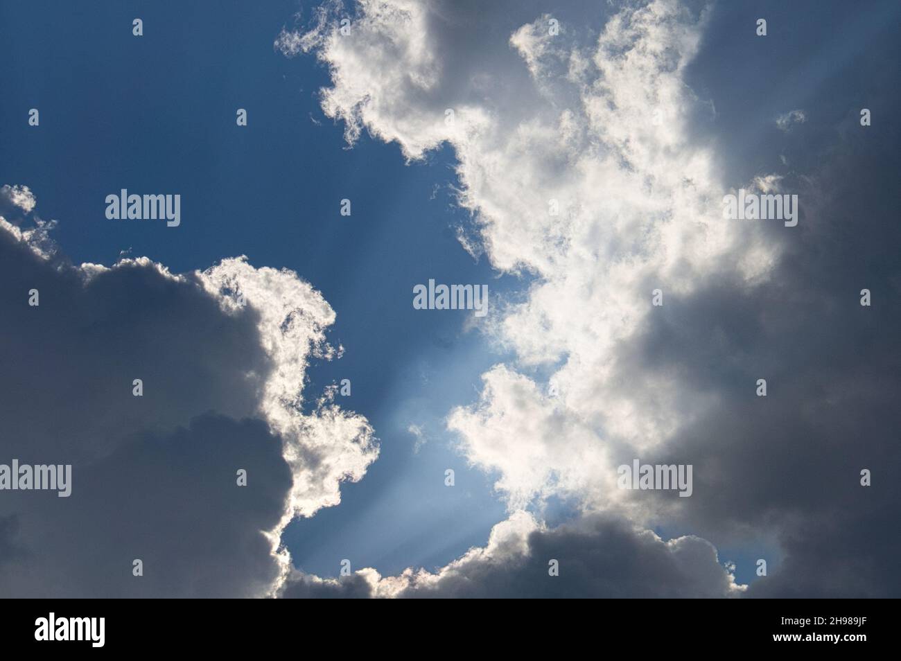 Wolken, die von der Sonne am Himmel als Hintergrund beleuchtet werden. Hintergrundbild zur weiteren Bearbeitung Stockfoto
