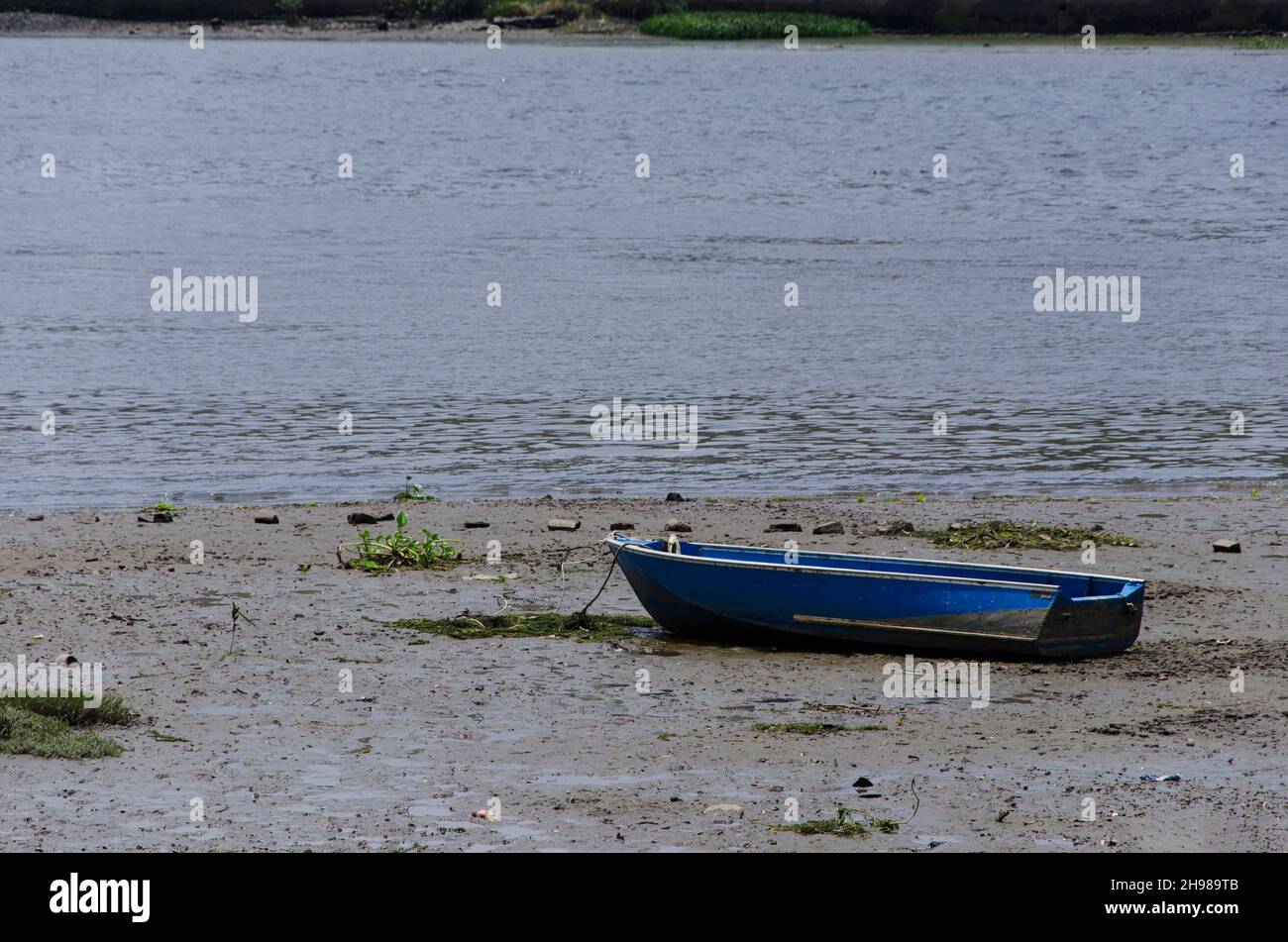 Fischerboot auf dem Sand des Strandes in der starken Sonne geparkt. Cachoeira, Bahia, Brasilien Stockfoto