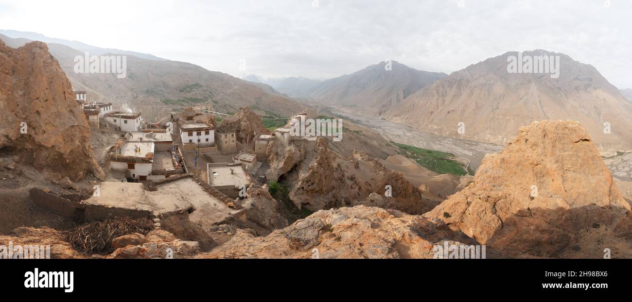 Dhankar Dorf auf einer hohen Klippe mit Blick auf den Zusammenfluss der Pin Flüsse und Spiti Valley in der Nähe des buddhistischen Tempels Dhankar Gompa in Himachal Pradesh, Indien. Landschaftsfotografie Stockfoto