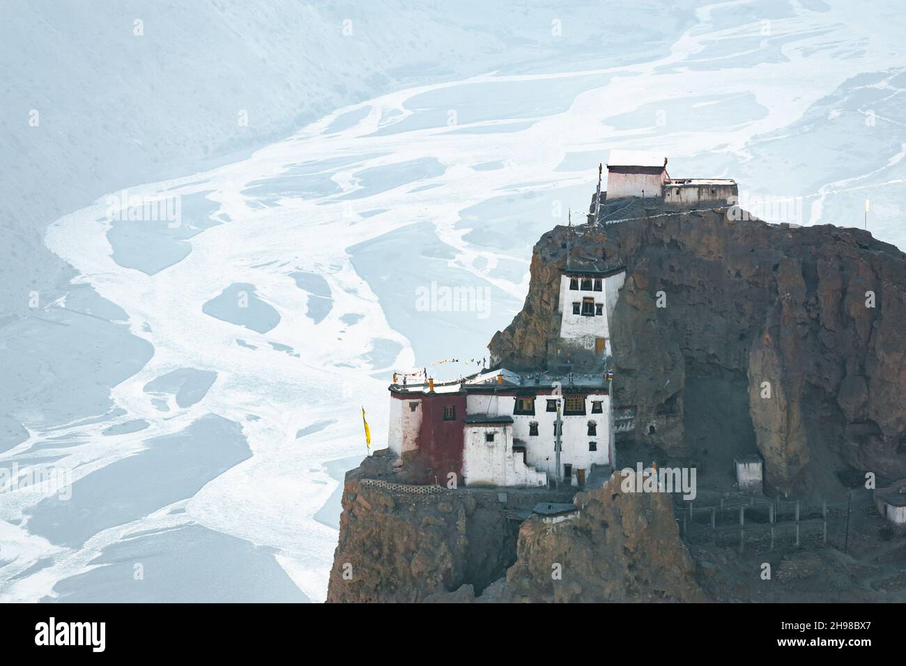 Ein buddhistischer Tempel Dhankar Gompa auf einer hohen Klippe mit Blick auf den Zusammenfluss der Pin-Flüsse und des Spiti-Tals im Dorf Dhankar, Himachal Pradesh, Indien. Landschaftsfotografie Stockfoto