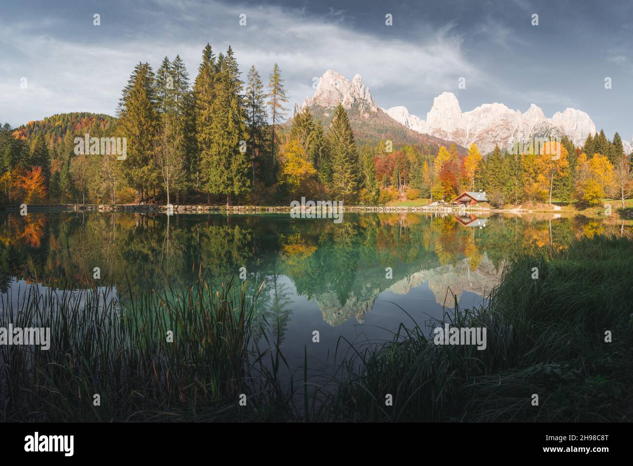 Malerischer Blick auf den herbstlichen Welsperg-See in den Dolomiten. Canali-Tal, Primiero San Martino di Castrozza, Provinz Trient, Italien. Landschaftsfotografie Stockfoto