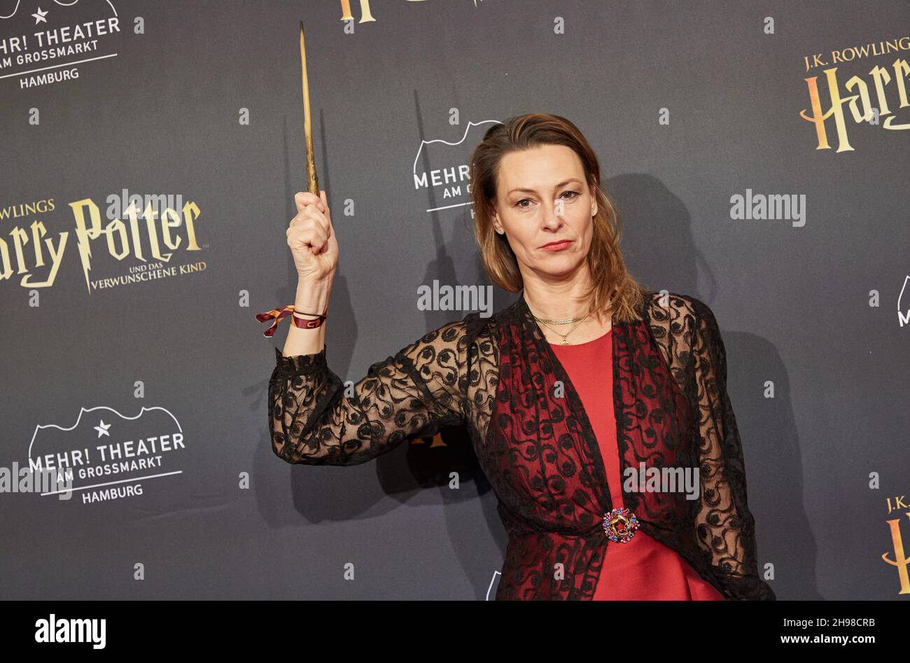 Hamburg, Deutschland. 05th Dez 2021. Anja Reschke, Journalistin, kommt zur deutschen Premiere des Stücks 'Harry Potter und das verzauberte Kind' im Mehr! Theater am Großmarkt. Quelle: Georg Wendt/dpa/Alamy Live News Stockfoto