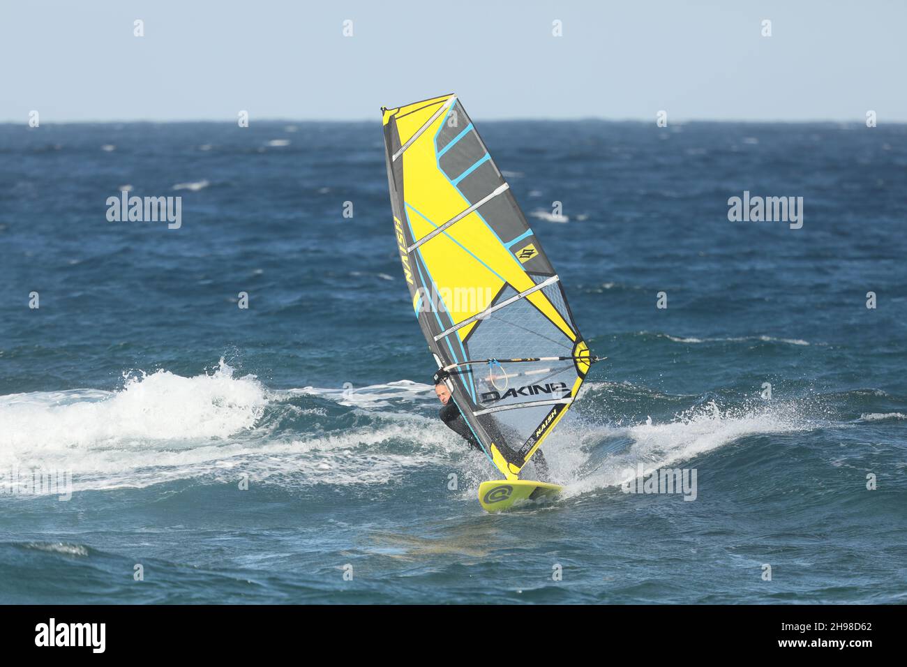 Die Bewohner von Lanzarote kennen die besten Wetterbedingungen für ihr Hobby und verbringen stundenlang unter perfekten Bedingungen auf der Brandung. Stockfoto
