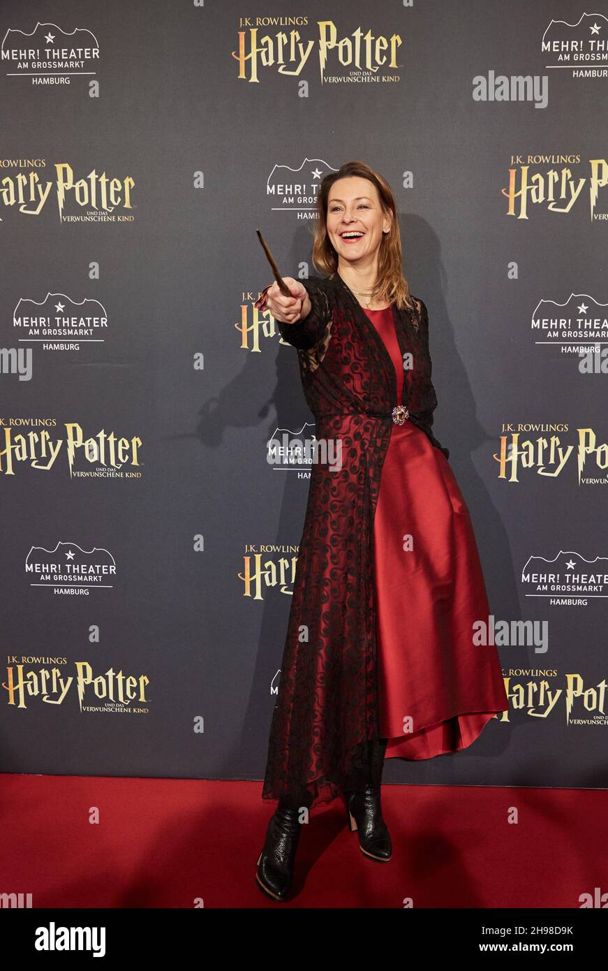 Hamburg, Deutschland. 05th Dez 2021. Anja Reschke, Journalistin, kommt zur deutschen Premiere des Stücks 'Harry Potter und das verzauberte Kind' im Mehr! Theater am Großmarkt. Quelle: Georg Wendt/dpa/Alamy Live News Stockfoto