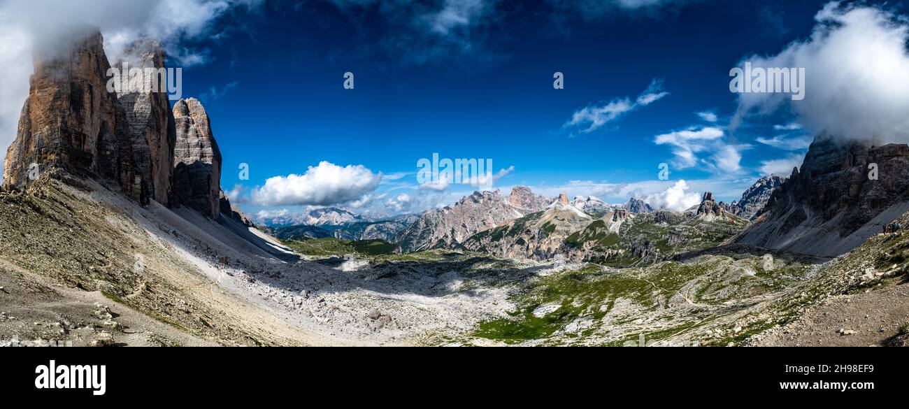 Alpine Landschaft Mit Dem Tre Cime Di Lavaredo Und Der Hütte Rifugio Antonio Locatelli - Dreizinnenhütte - In Südtirol In Italien Stockfoto