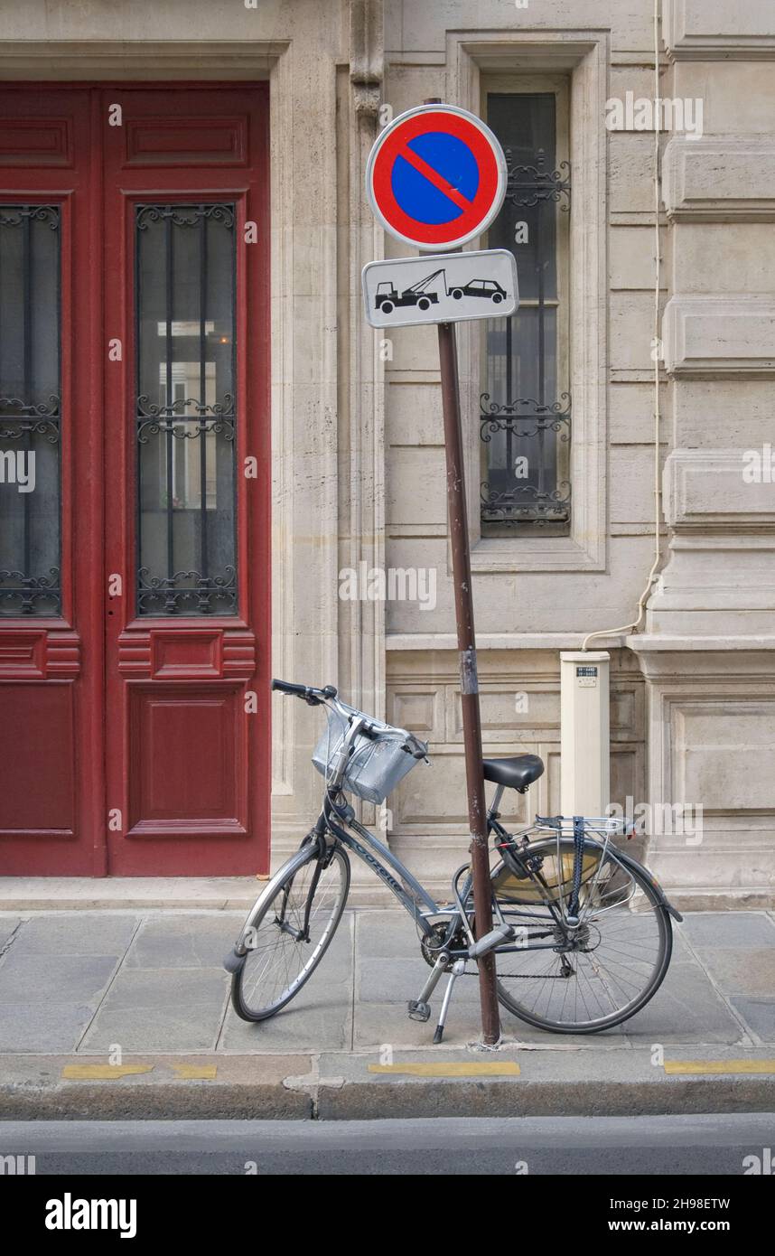 Fahrrad vor einem Schild in Paris-Frankreich geparkt Stockfoto