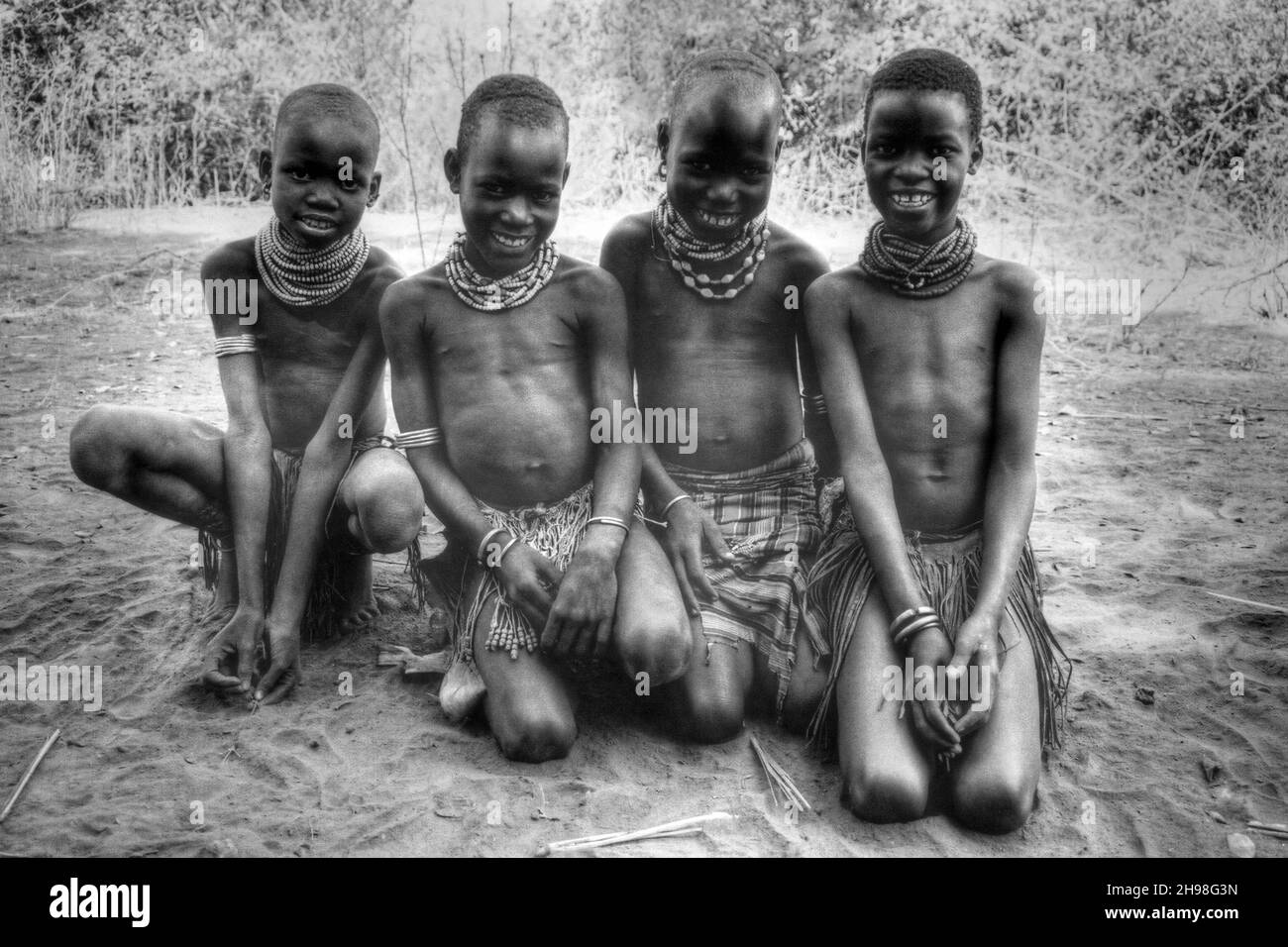 Nyangatom Tribe (auch bekannt als Donyiro, Donyiro und abwertend als Bumé) - lächelnde Kinder Stockfoto