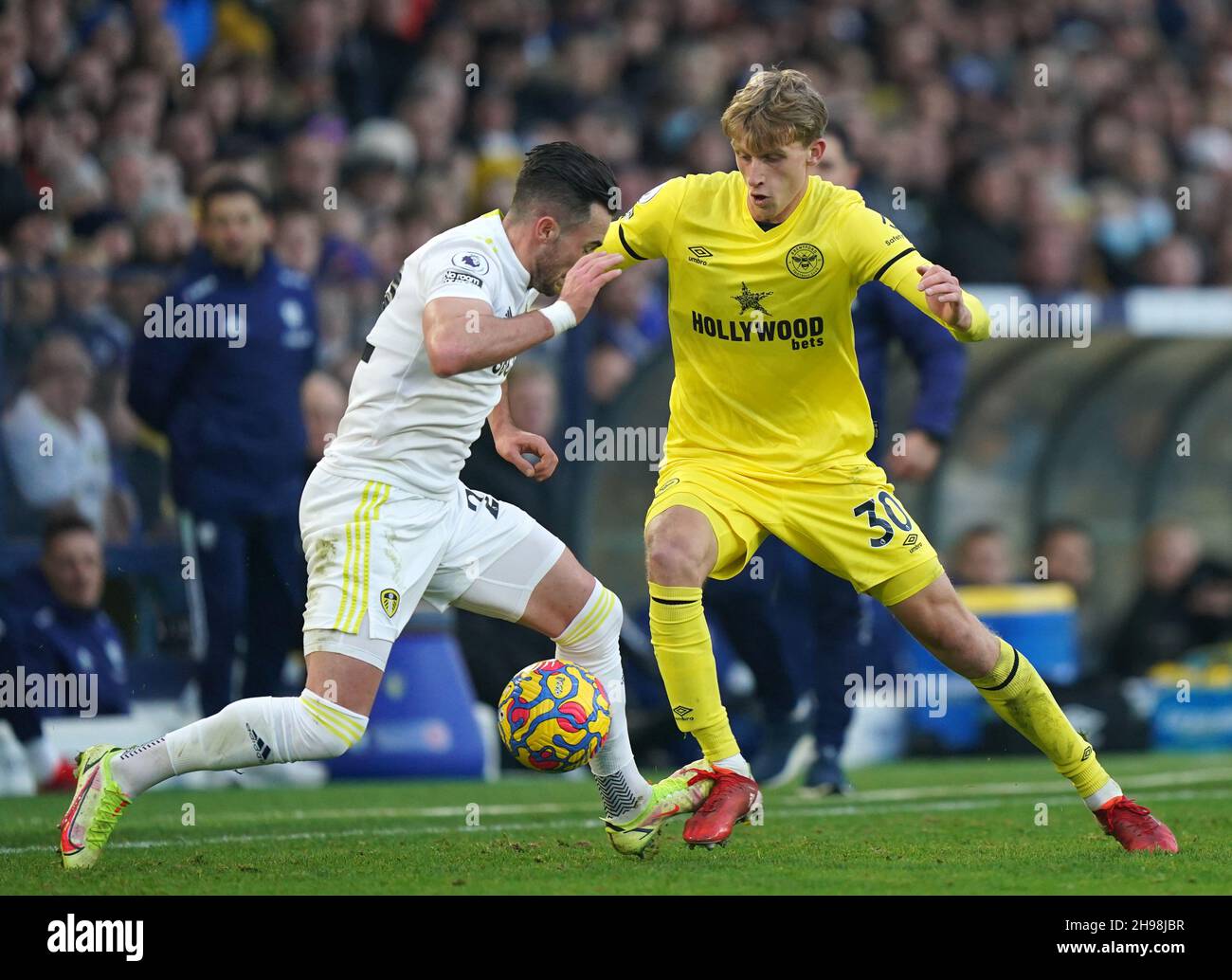 Jack Harrison von Leeds United (links) fordert Brentfords Mads Roerslev während des Spiels der Premier League in der Elland Road, Leeds, heraus. Bilddatum: Sonntag, 5. Dezember 2021. Stockfoto