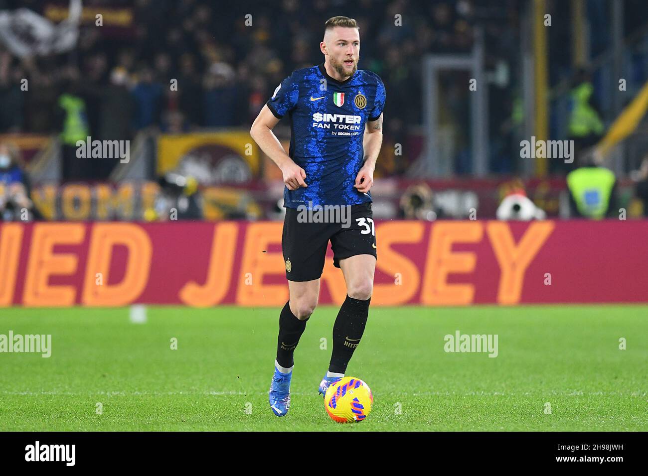 Rom, Latium. 04th Dez 2021. Milan Skriniar von Inter während der Serie Ein Spiel zwischen AS Roma und Inter im Olimpico-Stadion in Rom, Italien, 04th. November 2021. Fotografo01 Kredit: Unabhängige Fotoagentur/Alamy Live Nachrichten Stockfoto