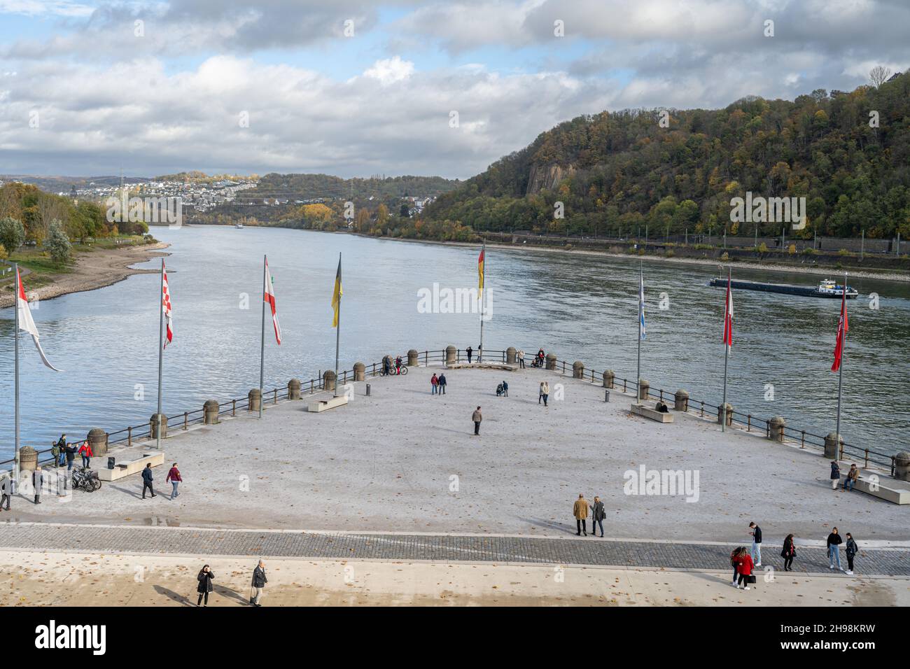 1. November 2021 - Koblenz, Deutschland: Die Deutsche Ecke, wo Rhein und Mosel aufeinander treffen. Dieser Ort ist ein Symbol der Vereinigung Deutschlands Stockfoto