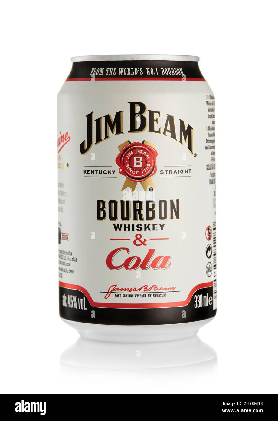 LONDON, UK - 21. OKTOBER 2021 : Aluminiumkrone von Jim Beam Bourbon Whiskey mit Cola-Alkohol-Cocktail-Mischung auf weiß. Stockfoto