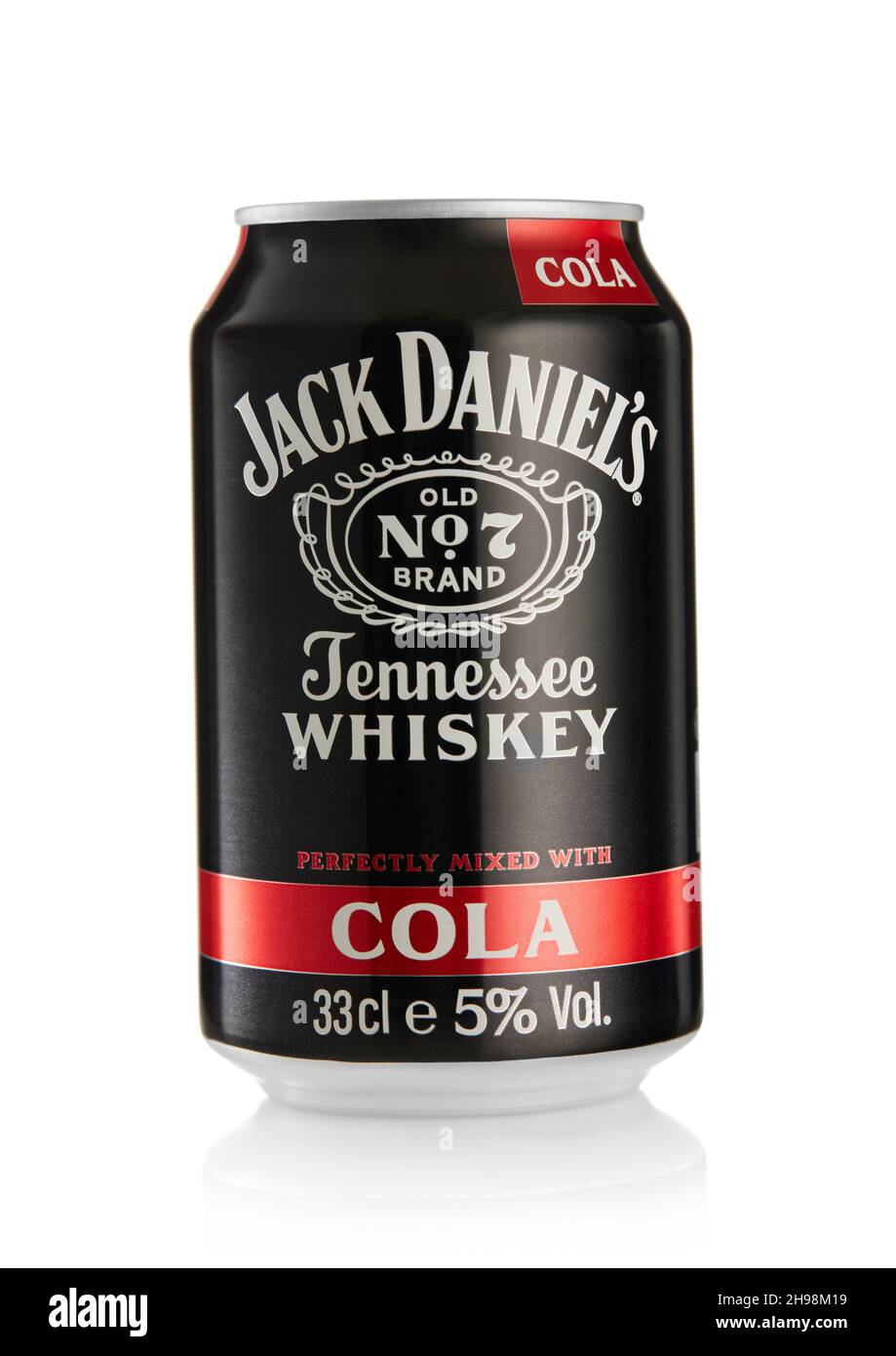 LONDON, UK - 21. OKTOBER 2021 : Aluminiumkrüne von Jack Daniel's perfekt mit Cola-Alkohol-Cocktail-Mischung auf weiß gemischt. Stockfoto