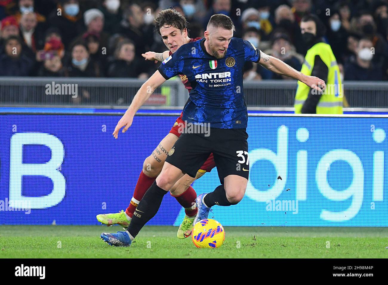 Rom, Latium. 04th Dez 2021. Milan Skriniar von Inter während der Serie Ein Spiel zwischen AS Roma und Inter im Olimpico-Stadion in Rom, Italien, 04th. November 2021. Fotografo01 Kredit: Unabhängige Fotoagentur/Alamy Live Nachrichten Stockfoto