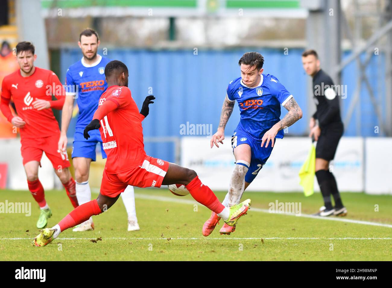 COLCHESTER, GBR. DEZ 5th Cameron Coxe von Colchester kämpft während des FA Cup-Spiels zwischen Colchester United und Wigan Athletic am Sonntag, den 5th. Dezember 2021 im JobServe Community Stadium in Colchester um den Besitz mit Gavin Massey von Wigan. (Kredit: Ivan Yordanov | MI Nachrichten) Kredit: MI Nachrichten & Sport /Alamy Live Nachrichten Stockfoto