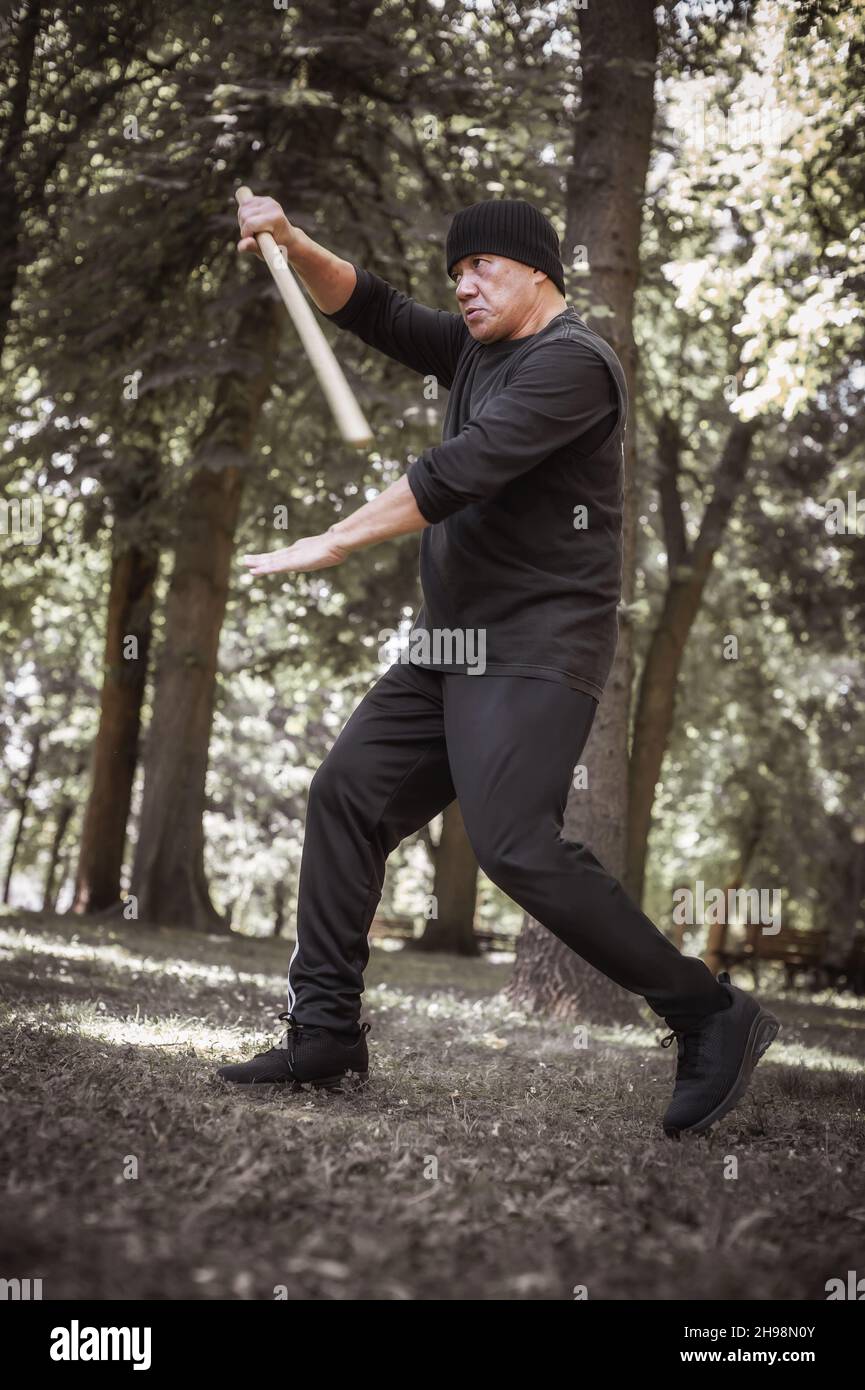 Der LAMECO Astig Combatives-Instruktor demonstriert Techniken und Trainingsmethoden für Einzelstäbchen. Philippinische Kampfkunst. Ecrima, Kali, Arnis Stockfoto