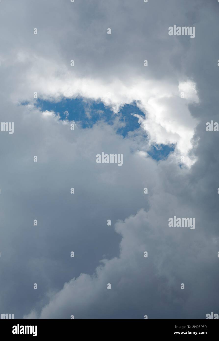 Dunkelgraue Wolken am Himmel Stockfoto