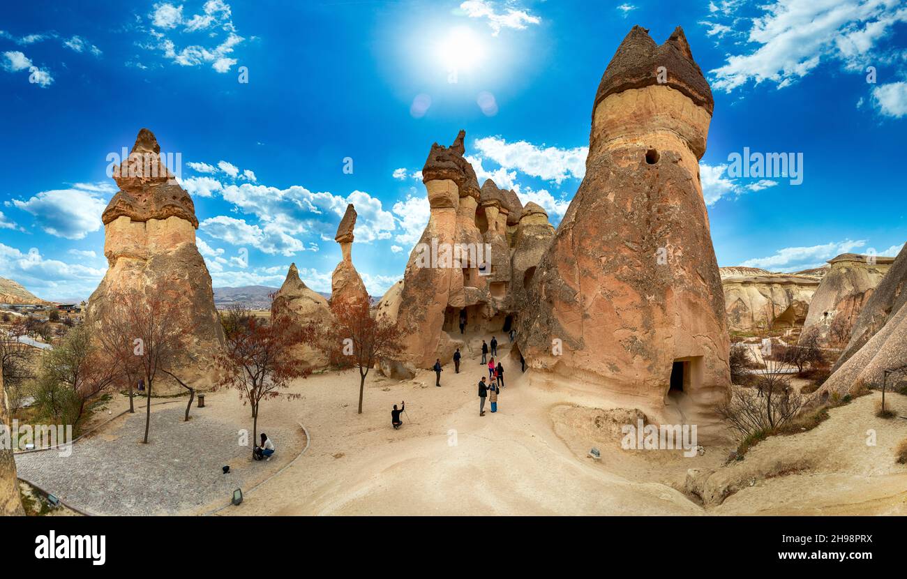 Malerische Landschaft aus geformten Sandsteinfelsen. Berühmte Feenkamine oder Steinpilze im Pasaba Valley bei Goreme. Beliebte Reisedesti Stockfoto