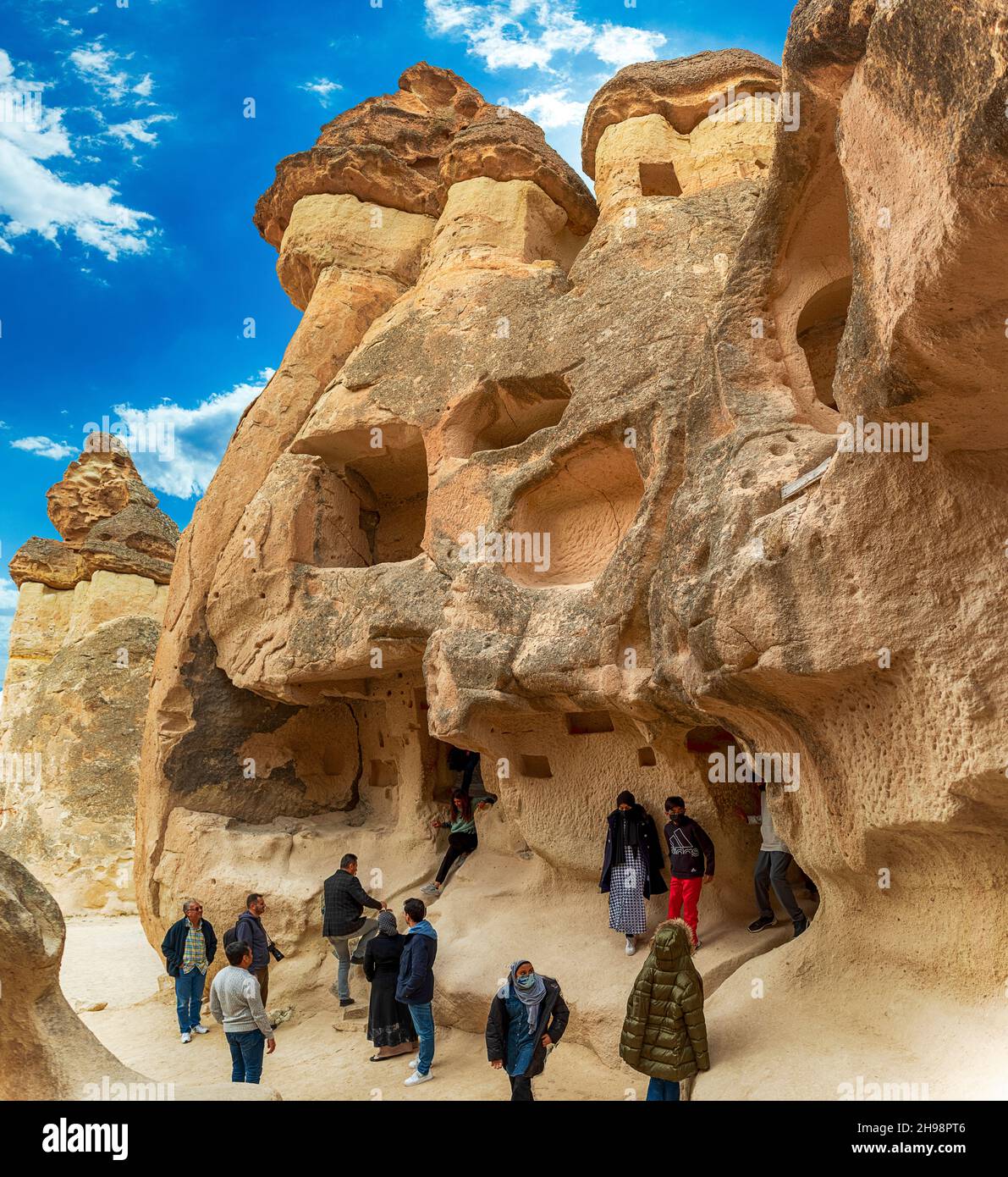 Malerische Landschaft aus geformten Sandsteinfelsen. Berühmte Feenkamine oder Steinpilze im Pasaba Valley bei Goreme. Beliebte Reisedesti Stockfoto