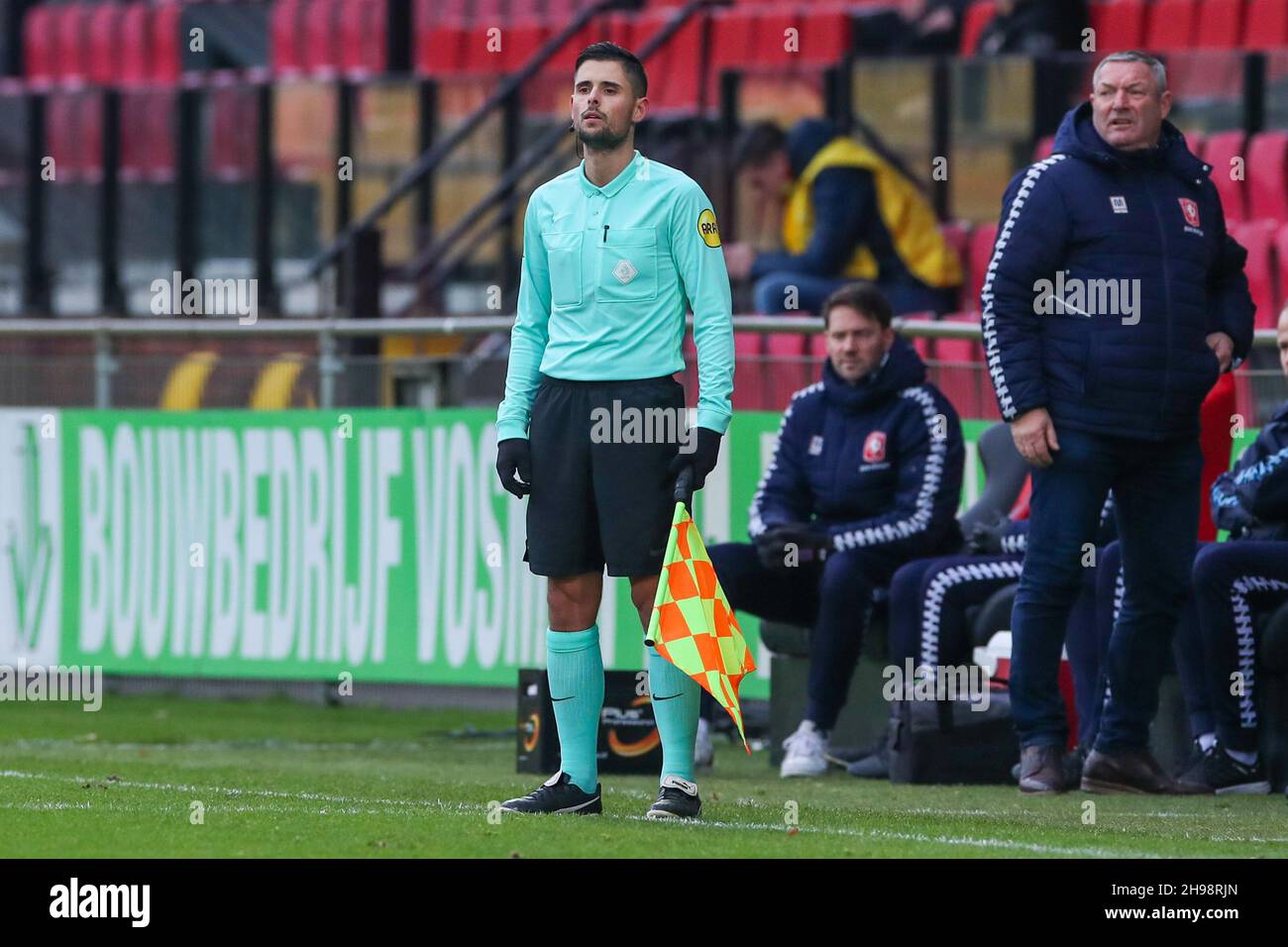 DEVENTER, NIEDERLANDE - 5. DEZEMBER: Assistenzschiedsrichter Martijn Beijer während des niederländischen Eredivisie-Spiels zwischen Schieß los. Eagles und FC Twente am 5. Dezember 2021 in De Adelaarshorst, Niederlande (Foto: Marcel ter Bals/Orange Picles) Stockfoto