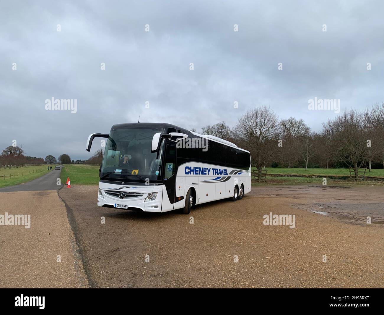 Roter Doppeldeckerbus an der Stowe School und Landschaftsgärten in Northamptonshire, Großbritannien Stockfoto