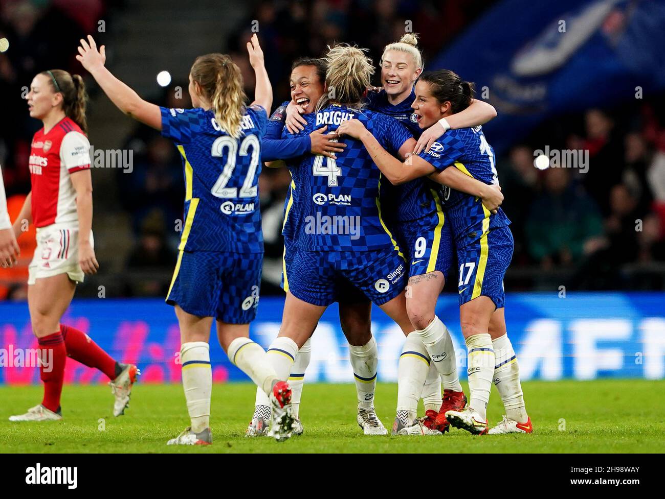 Chelsea-Spieler feiern nach dem Finale des Vitality Women's FA Cup im Wembley Stadium, London. Bilddatum: Sonntag, 5. Dezember 2021. Stockfoto