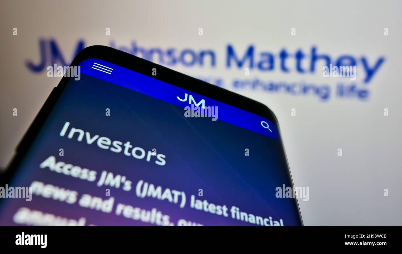 Handy mit Webseite des britischen Chemieunternehmens Johnson Matthey plc auf dem Bildschirm vor dem Unternehmenslogo. Konzentrieren Sie sich auf die obere linke Seite des Telefondisplays. Stockfoto