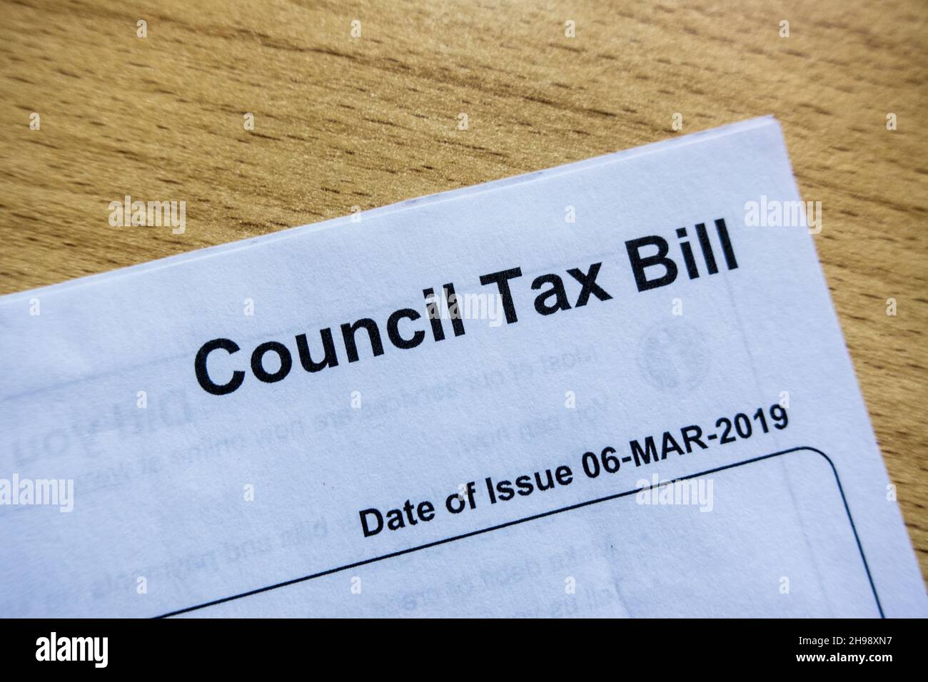 Ein Schreiben zur Steuererklärung des Rates, in dem die Zahlung auf einem Tisch gefordert wird Stockfoto
