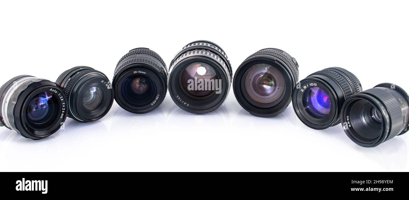 Modernes und altes DSLR-Kameraobjektiv auf weißem Hintergrund Stockfoto
