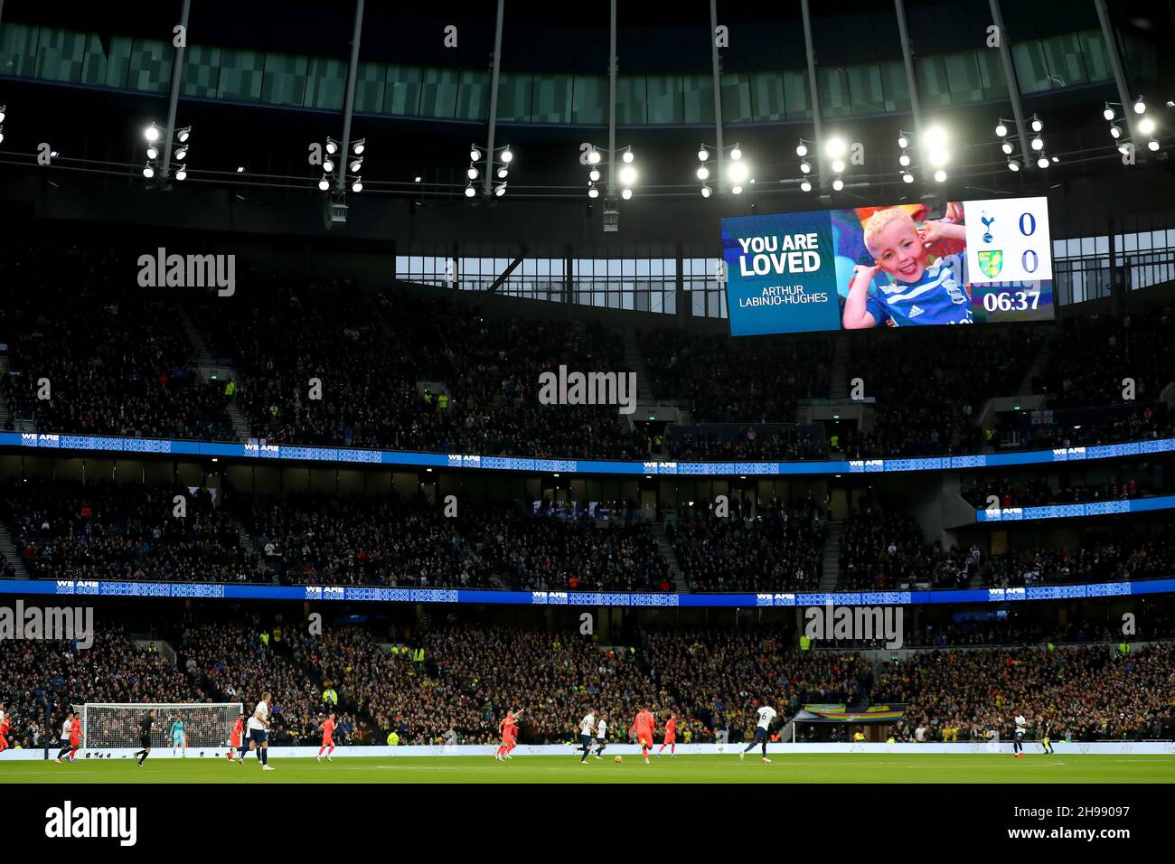 5th. Dezember 2021; Tottenham Hotspur Stadium. Tottenham, London, England; Premier League Football, Tottenham gegen Norwich: Die Fans applaudieren im Gedenken an Arthur Labinjo-Hughes Stockfoto